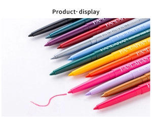 Macro-opname van waterbestendige kleurrijke eyeliner gelpotloden met punt en roze streep