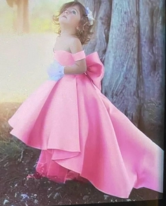 Robe de demoiselle d'honneur rose en satin avec col bardot et jupe courte devant longue derrière