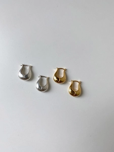 Detailed comparison of gold and silver tulip U-shaped stud earrings in polished finish