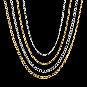 Detalle de cadenas de acero de titanio en capas con acabados oro y plata