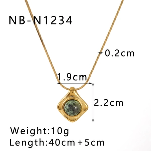 Détail du collier plaqué or montrant le pendentif turquoise 1,9x2,2cm et les mesures