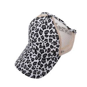 Dettaglio del cappellino leopardato con retro in rete e cinturino regolabile per donna