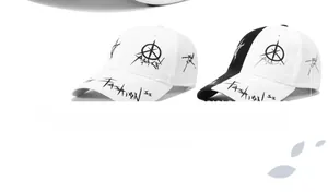 Dettaglio dei cappellini da baseball graffiti con stampa di stelle e croci in nero e bianco