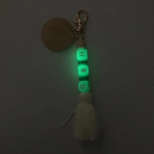 Porte-clés avec perles lumineuses HBD et pompon blanc brillant dans le noir