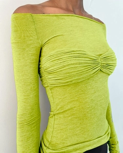 Détail du haut vert herbe à col carré avec design froncé et texture en maille fine