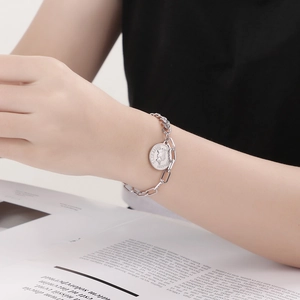 Bracelet argenté avec pendentif pièce Elizabeth II et fermoir OT pour femme