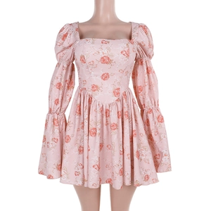Détail de la mini robe rose à fleurs avec encolure carrée et manches bouffantes
