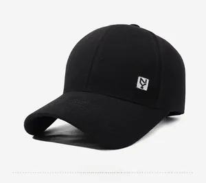 Dettaglio di un cappellino da baseball nero con toppa logo quadrata e visiera curva