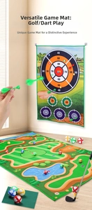 Detalle de alfombra de golf de doble cara con diana y bolas adhesivas para juego en interior