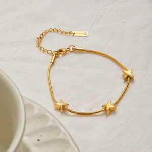 Classico bracciale in acciaio inossidabile placcato oro 18 carati con ciondoli a stella