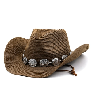 Dettaglio di un cappello da cowboy marrone con fascia decorativa in metallo a girasole