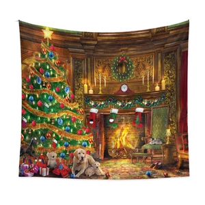 Detail eines Weihnachtswandteppichs mit Golden Retrievern, Kamin und geschmücktem Baum