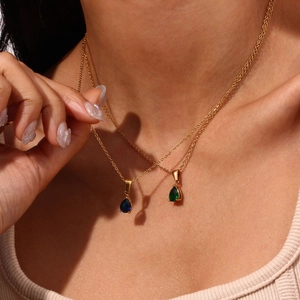 Collier double rang plaqué or 18K avec pendentifs gouttes en zircon vert et bleu