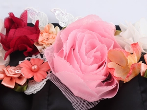 Nahaufnahme der 3D-Netzrose und Satinblumen-Details am sexy bauchfreien Top