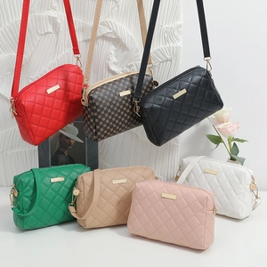 Women Quilted Diamond Lattice Crossbody Bag PU Leather Elegant Small Square Shoulder Bag Gold Metal Plate Zip Closure