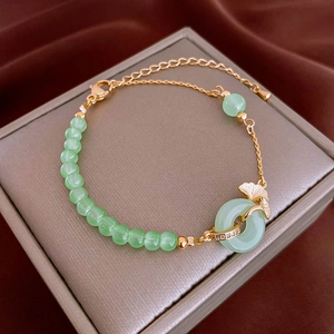 Collier avec pendentif feuille de ginkgo, perles en imitation jade et plaqué or 18 carats