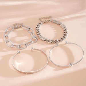 Zilverkleurige 4-delige armbandenset met grove schakels en een minimalistische knooparmband