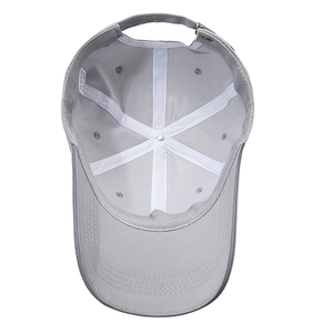 Vue intérieure de la casquette de baseball gris clair à séchage rapide et boucle métal