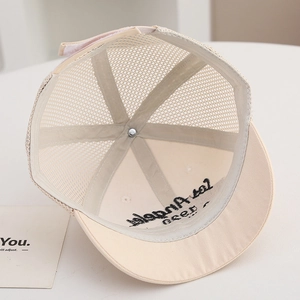Détail de la structure en maille respirante et de la sangle ajustable de la casquette enfant