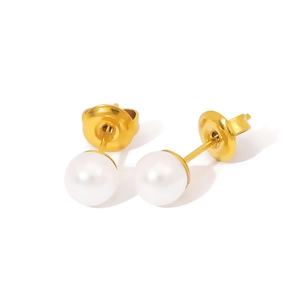 Detailansicht eleganter goldener Ohrstecker mit weißen Perlen auf weißem Hintergrund