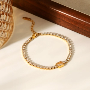 Détail du bracelet tennis en or K18 avec zircon jaune et pierres rondes brillantes