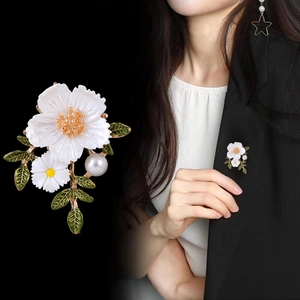 Élégante broche marguerite blanche avec centre jaune et perle pour manteau femme