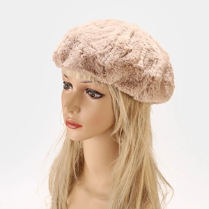 Détail d'un béret beige en fausse fourrure de lapin avec une texture gaufrée ondulée