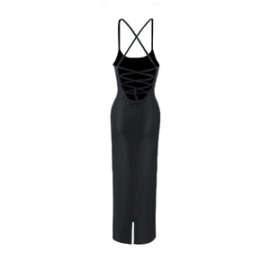 Dettaglio posteriore di un abito bodycon in ecopelle nera con lacci incrociati sul retro