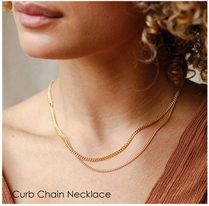 Gros plan détaillé d'un collier à double chaîne gourmette dorée porté par un mannequin