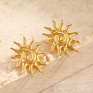 Minimalistische goldene Sonnen-Ohrstecker aus Edelstahl auf beigem Marmorgrund
