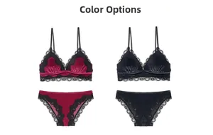 Détail de l'ensemble lingerie en velours avec soutien-gorge triangle sans armature et culotte