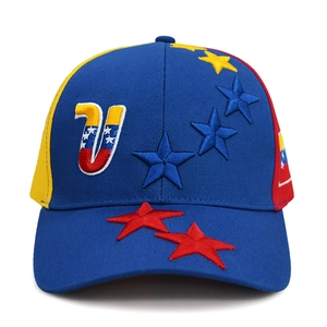 Dettaglio delle stelle ricamate in 3D sulla corona blu e gialla del berretto da baseball