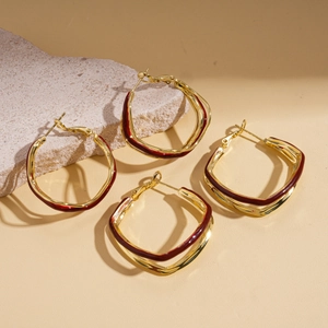Orecchini a cerchio geometrici a triplo strato placcati in oro 18k con dettagli in smalto rosso