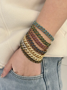 Vue détaillée de plusieurs bracelets à maillons cubains givrés de diverses couleurs