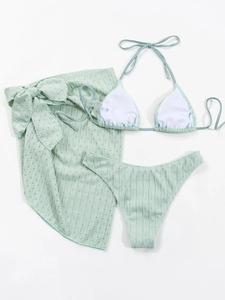 Dreiteiliger mintgrüner Bikini mit strukturierter Optik und passendem Sarong-Detail