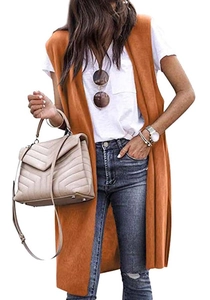 Detail einer orangefarbenen langen ärmellosen Weste aus Wildlederimitat mit Jeans