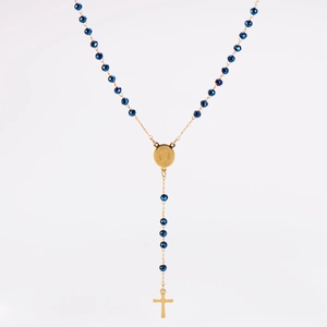 Détail du collier chapelet en cristal bleu avec médaille religieuse et croix dorée