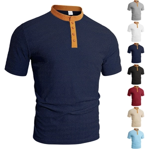 Détail du tissu gaufré et du col contrasté à trois boutons sur le t-shirt henley bleu marine