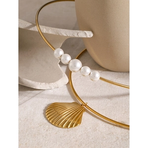 Elegant 18k gold plated stainless steel choker with white pearls and shell pendant