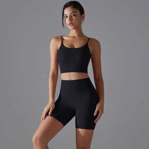 Dettaglio del set da yoga nero con reggiseno sportivo e pantaloncini a vita alta