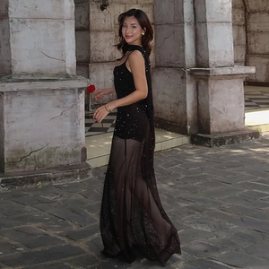 Détail du corsage à paillettes noires avec patchwork en tulle et longs rubans fluides