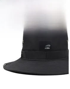 Vue détaillée d'un chapeau de soleil noir avec aérations en métal et boutons-pression