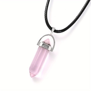 Gros plan du pendentif en cristal hexagonal rose avec un cordon tressé noir élégant