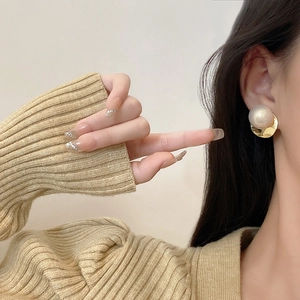French style gold twist hoop earrings with large white pearls for an elegant female look
