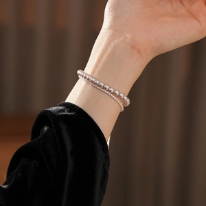 Détail du bracelet multicouche en perles et fleurs de zircon au style rétro élégant