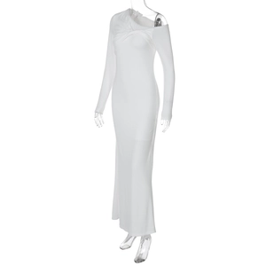 Détail de la robe moulante blanche à épaule dénudée et manches longues avec col plissé