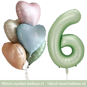 Détail du ballon chiffre 6 vert olive 40 pouces avec décorations de ballons cœur en aluminium