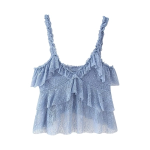 Top court en dentelle bleu ciel avec volants superposés sur fond blanc