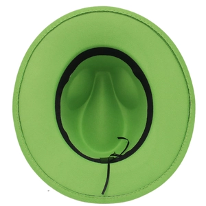 Détail de l'intérieur du chapeau en feutre vert vif avec bandeau noir et cordon de serrage