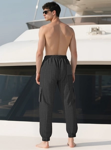 Vue arrière du pantalon cargo homme à carreaux noirs avec taille élastique sur un yacht